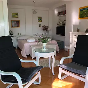 Nora Apartment Split