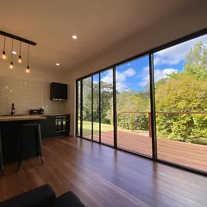 Kosmo's Studio: Style In A Retreat Setting! Guest house Boyland